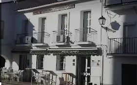 Hostal 2 Estrellas -Restaurante Las Tres Encinas En El Centro Del Pueblo