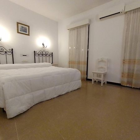 Hostal 2 Estrellas -Restaurante Las Tres Encinas En El Centro Del Pueblo Cabeza la Vaca Extérieur photo