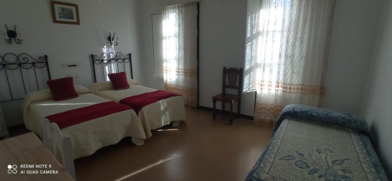 Hostal 2 Estrellas -Restaurante Las Tres Encinas En El Centro Del Pueblo Cabeza la Vaca Extérieur photo