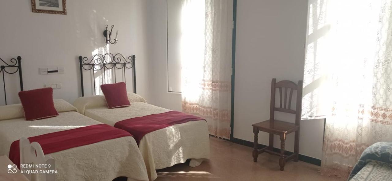 Hostal 2 Estrellas -Restaurante Las Tres Encinas En El Centro Del Pueblo Cabeza la Vaca Extérieur photo