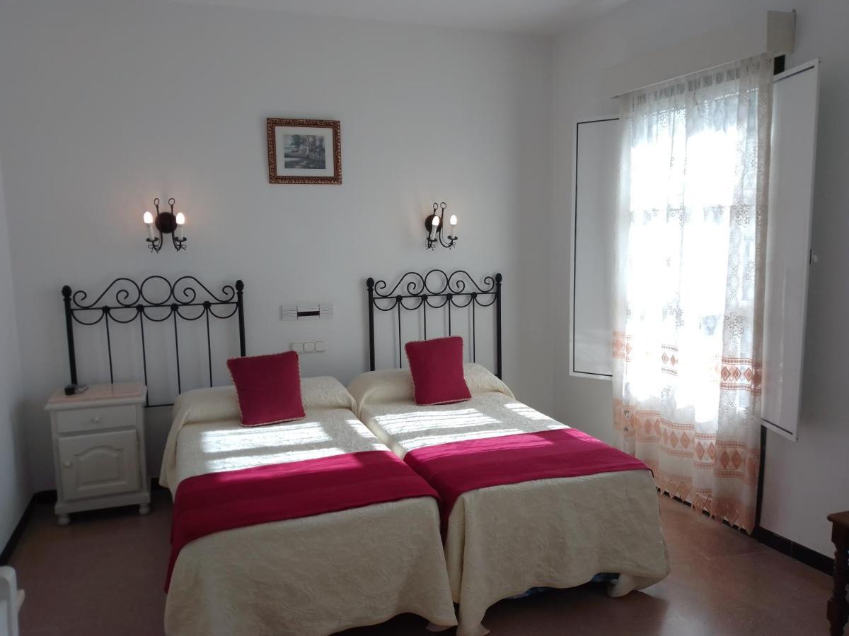 Hostal 2 Estrellas -Restaurante Las Tres Encinas En El Centro Del Pueblo Cabeza la Vaca Extérieur photo