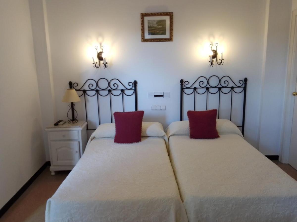 Hostal 2 Estrellas -Restaurante Las Tres Encinas En El Centro Del Pueblo Cabeza la Vaca Extérieur photo