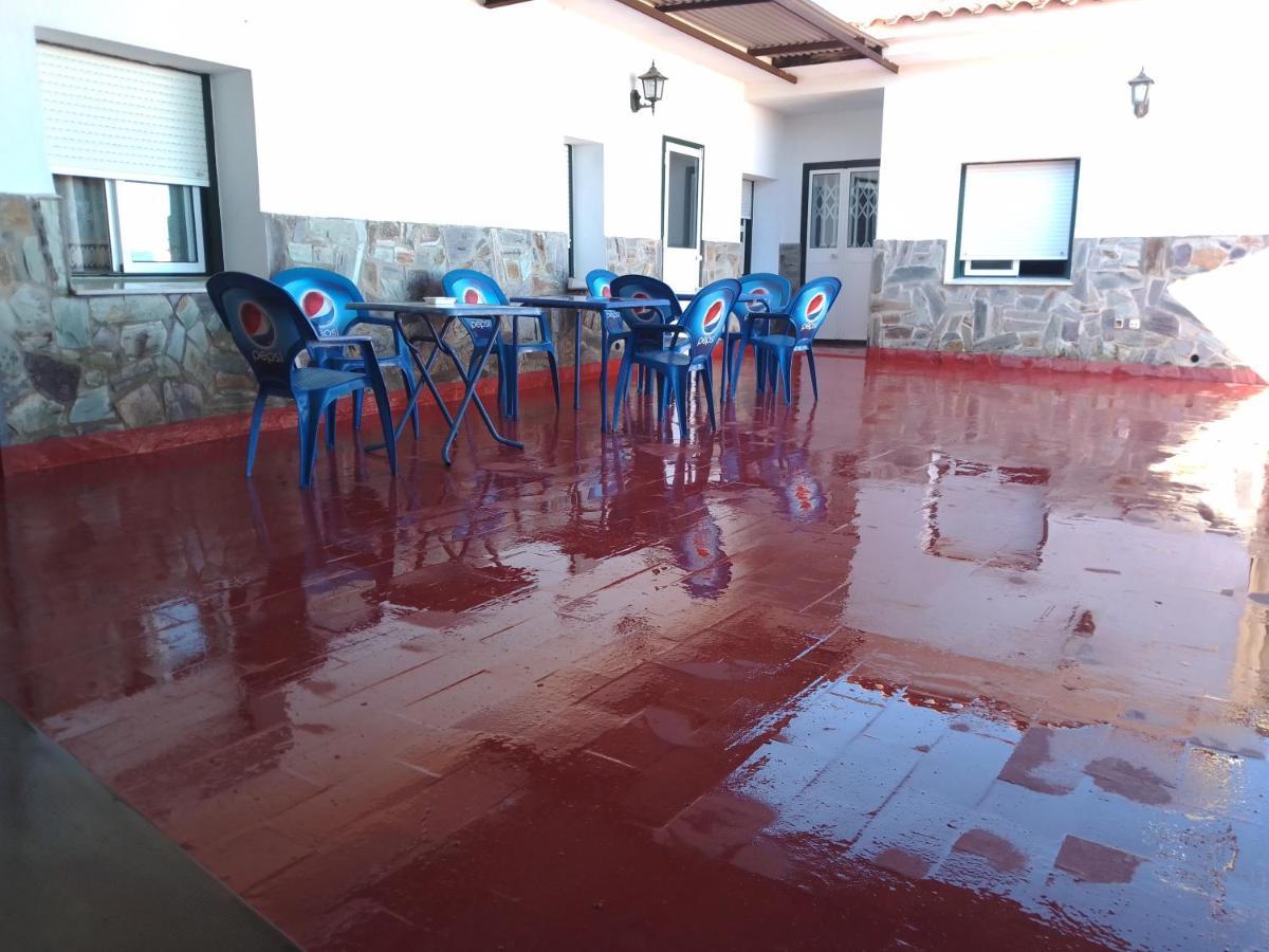 Hostal 2 Estrellas -Restaurante Las Tres Encinas En El Centro Del Pueblo Cabeza la Vaca Extérieur photo