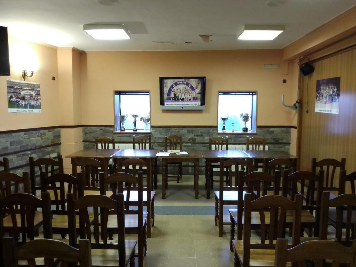Hostal 2 Estrellas -Restaurante Las Tres Encinas En El Centro Del Pueblo Cabeza la Vaca Extérieur photo