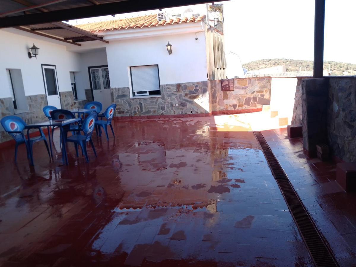 Hostal 2 Estrellas -Restaurante Las Tres Encinas En El Centro Del Pueblo Cabeza la Vaca Extérieur photo