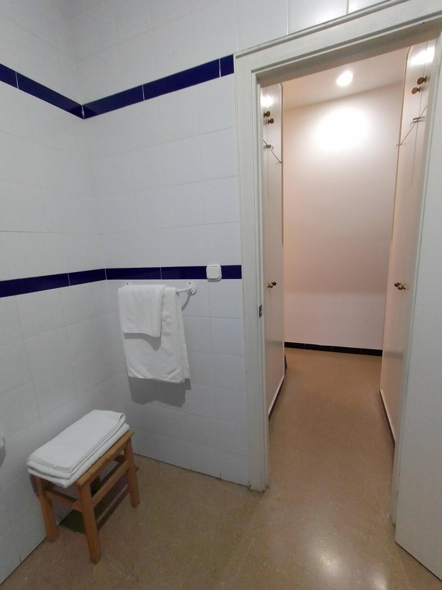Hostal 2 Estrellas -Restaurante Las Tres Encinas En El Centro Del Pueblo Cabeza la Vaca Extérieur photo