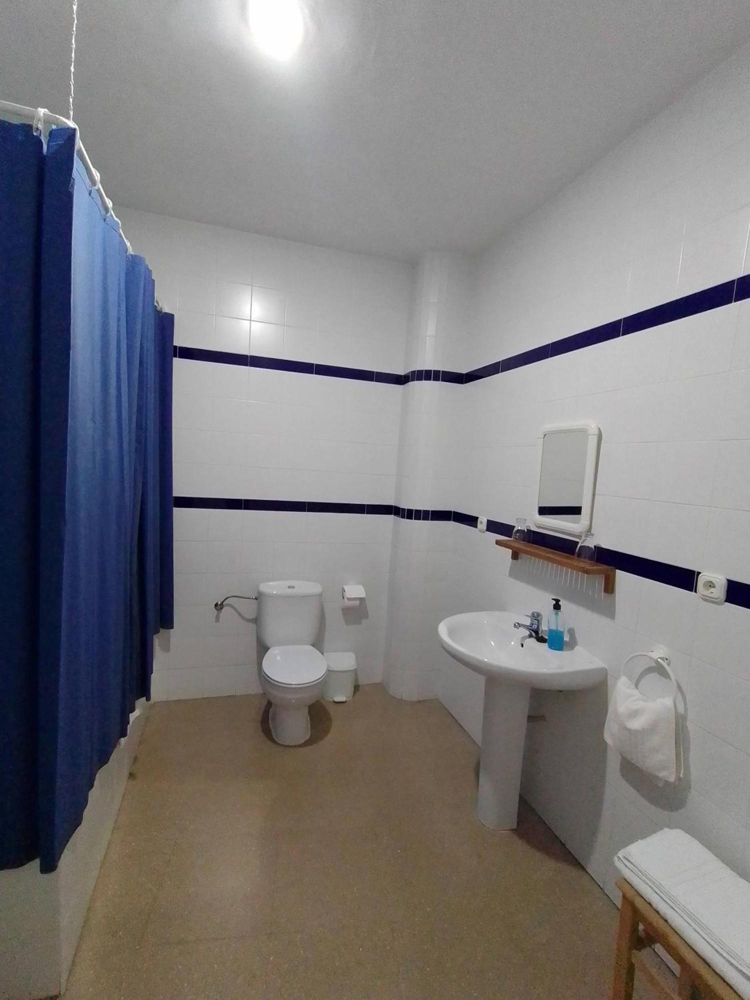 Hostal 2 Estrellas -Restaurante Las Tres Encinas En El Centro Del Pueblo Cabeza la Vaca Extérieur photo