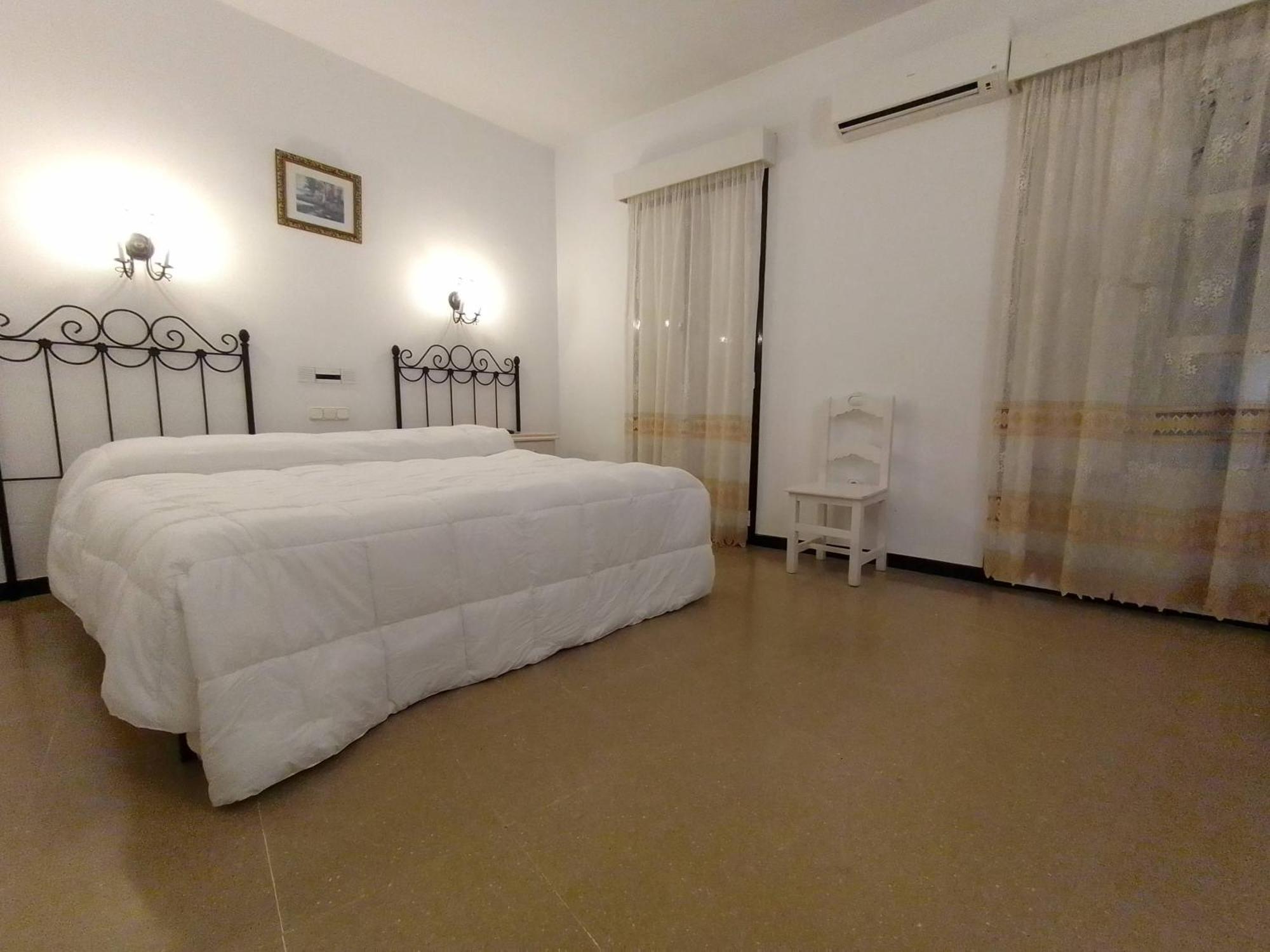 Hostal 2 Estrellas -Restaurante Las Tres Encinas En El Centro Del Pueblo Cabeza la Vaca Extérieur photo