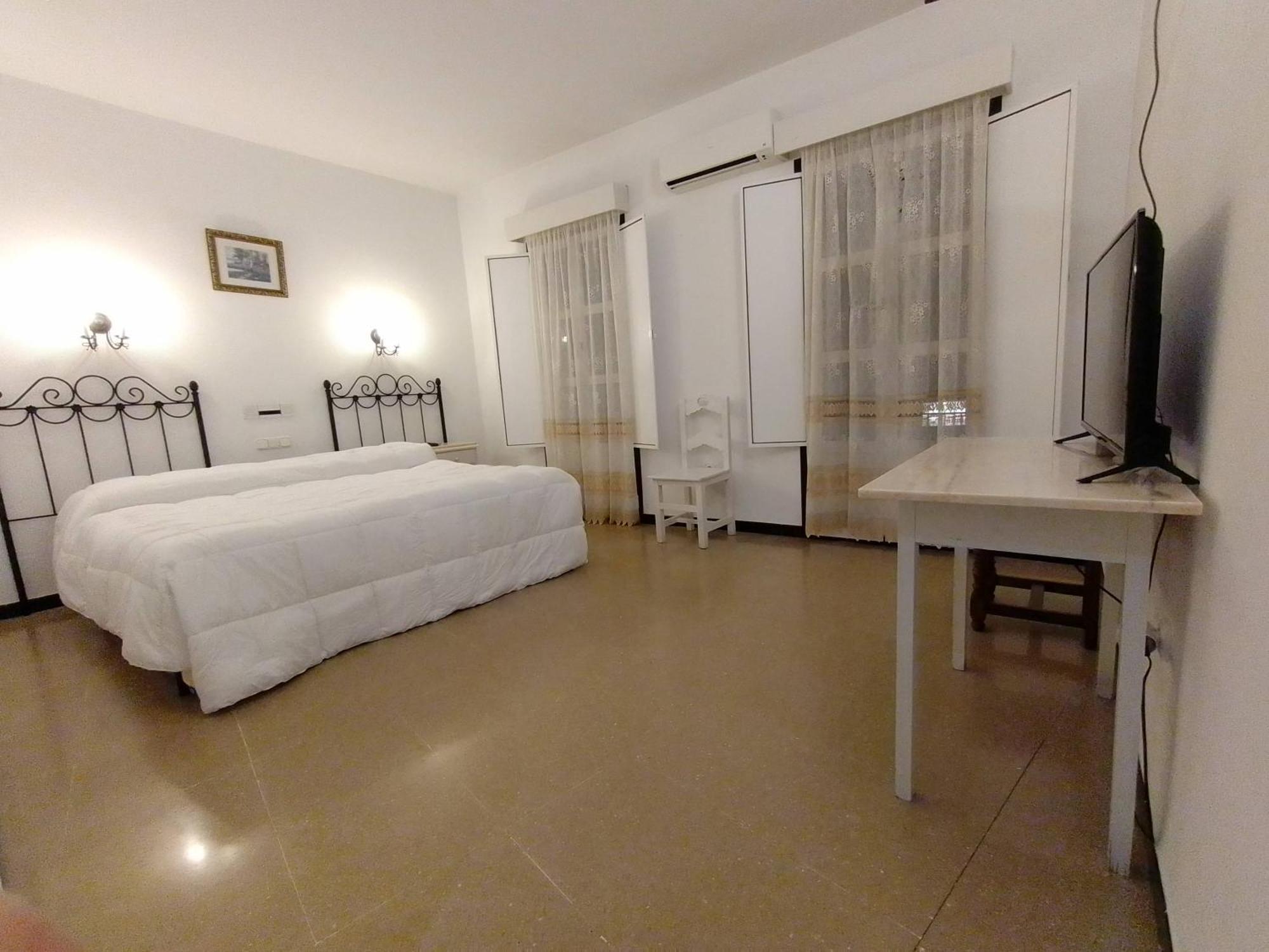 Hostal 2 Estrellas -Restaurante Las Tres Encinas En El Centro Del Pueblo Cabeza la Vaca Extérieur photo